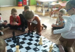 Dzieci na zajęciach szachowych